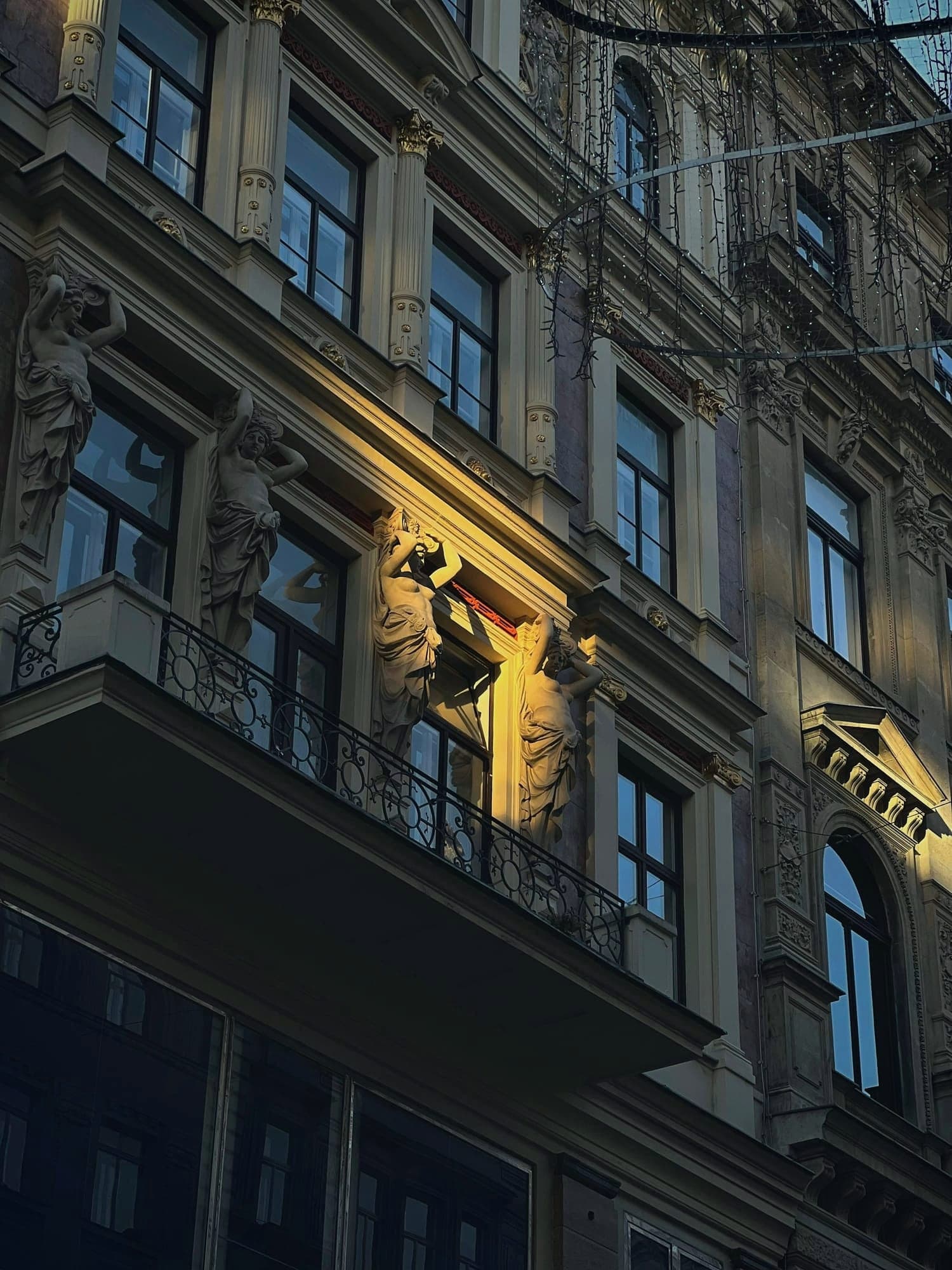 Gründerzeitfassade in Wien mit Karyatiden im Abendlicht
