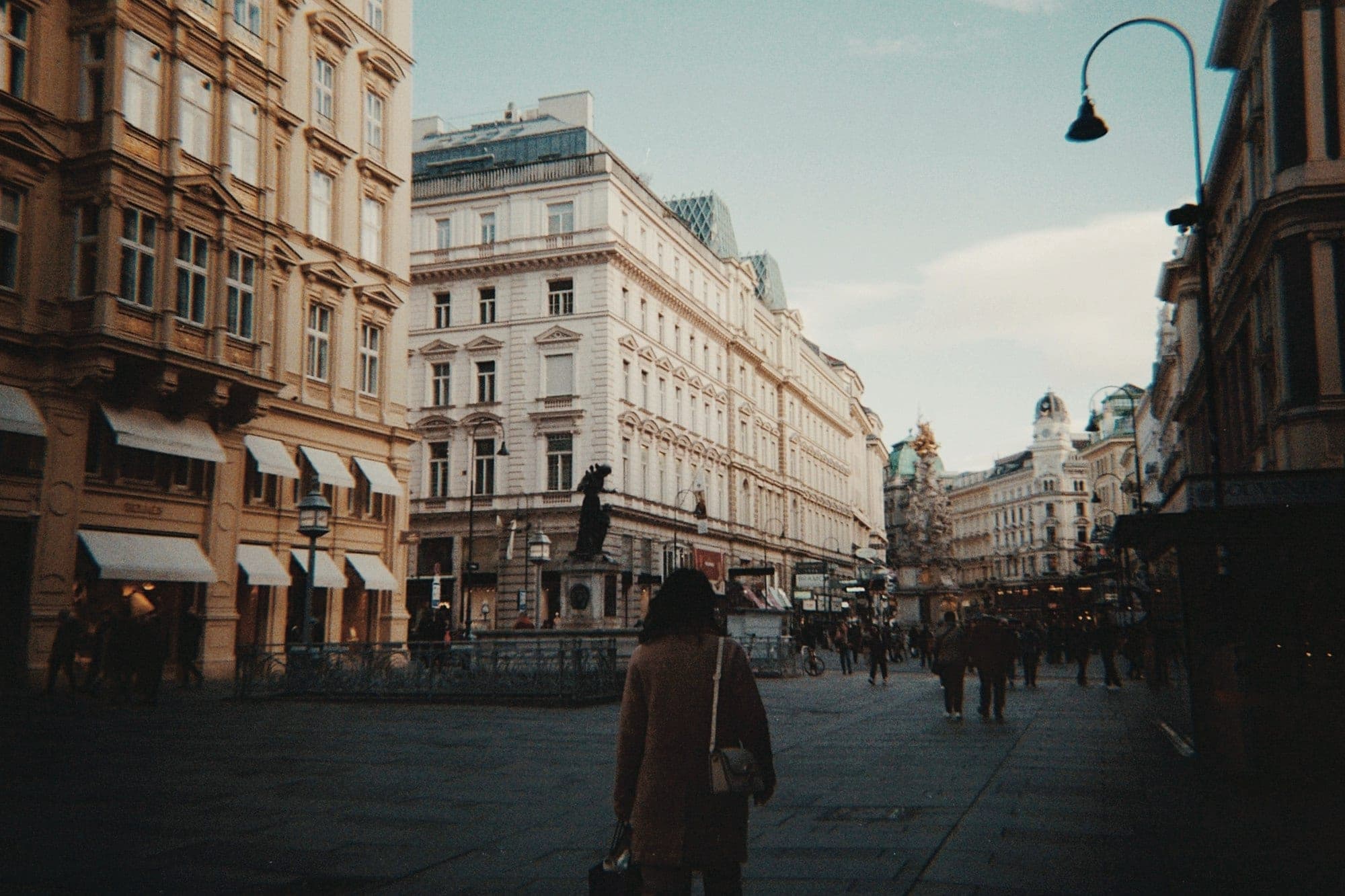 Straße in Wien am Morgen, auf dem Weg zu einem Termin